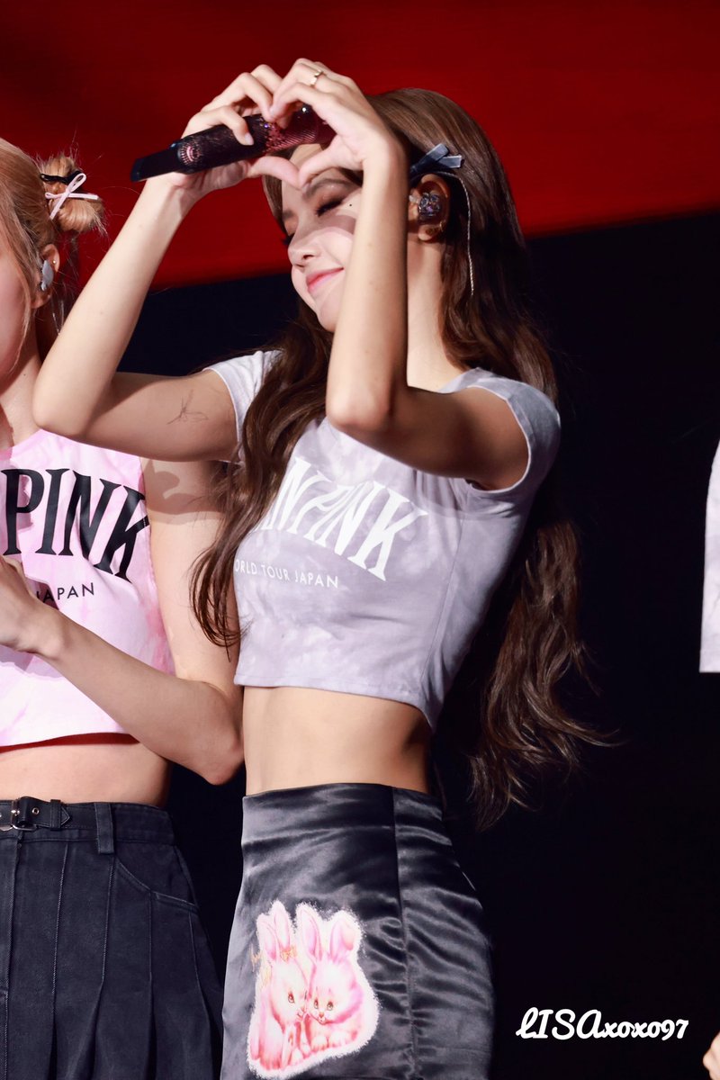Hug Lisa tweet media