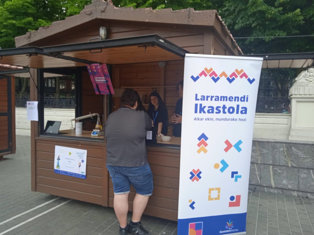 DBH2ko ikasleek hainbat proiektu aurkeztu dituzte asteburu honetan Bilboko Areatzan ospatu den Elhuyar Zientzia Azokan.

<a href="/ElhuyarZientzia/">Elhuyar Zientzia</a> 

#larramendi #ikastola #ElhuyarZientziaAzoka #ZientziaAzoka #dbh #osotugeugaz #zientzia #mungia