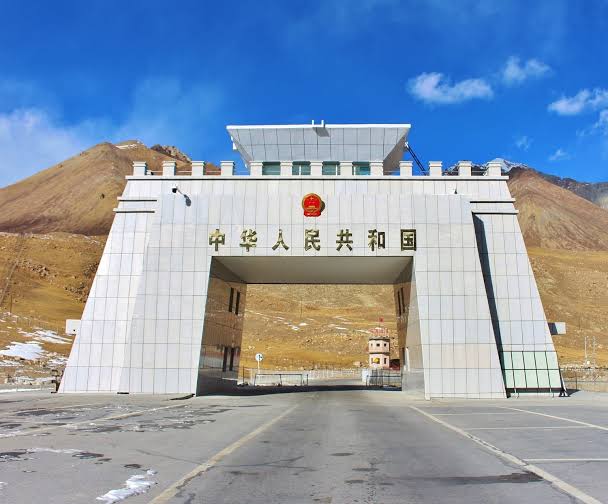 [#UPDATE]

Tashkurgan Khunjerab Intl. Airport ✈️

Lying on strategic crossroads of 🇨🇳, 🇵🇰 & Afg, #China opens an International Airport, next to Hunza GB, at a distance of 100kms.

Inaugurated in Dec'22, it's a breathtaking high plateau airport with an hour drive away from #Hunza.