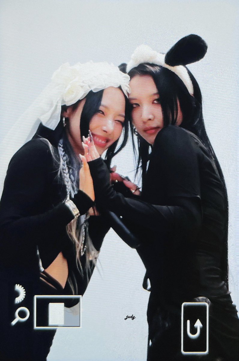 judy_w0's tweet photo. 230604 팬싸 pre.
오늘의 전자매🥰🤩

#SOMIN #전소민
#KARD #JIWOO #전지우
@KARD_Official @jeonjiwoo1004 https://t.co/Yzy1t5QS6a