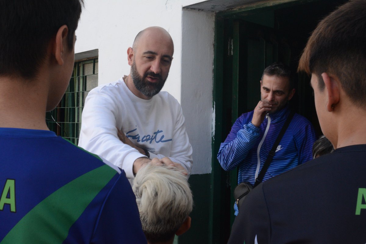 dosurbanos's tweet photo. https://t.co/tP0541kx8z #sanmartin Germán Pavone entregó camisetas de fútbol al club Villa Leoni de Ballester @GermanPavone https://t.co/FPgWNZylWm