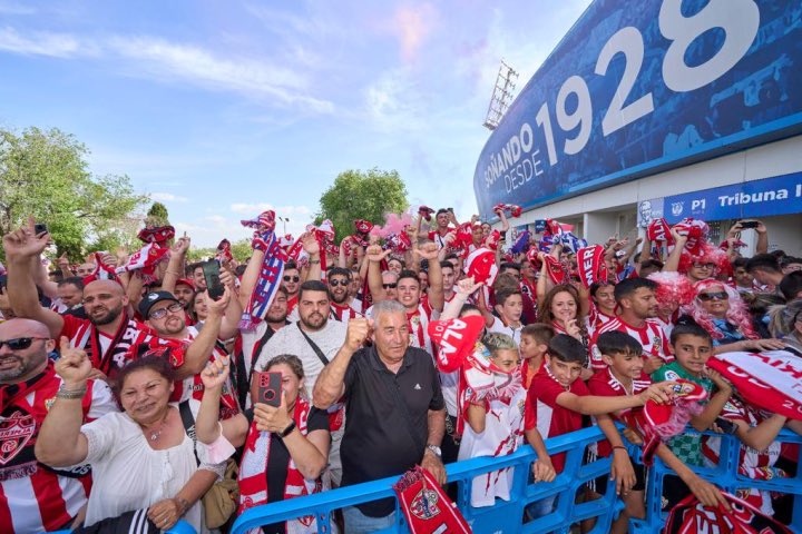 tw_almeria's tweet photo. 🚨🚨 ÚLTIMA HORA: Recibimiento al equipo, a las 19.00h, en las inmediaciones del RCDE Stadium.

#DePrimeraNoSeVa #EspanyolAlmeria https://t.co/RCk5M4GD5h