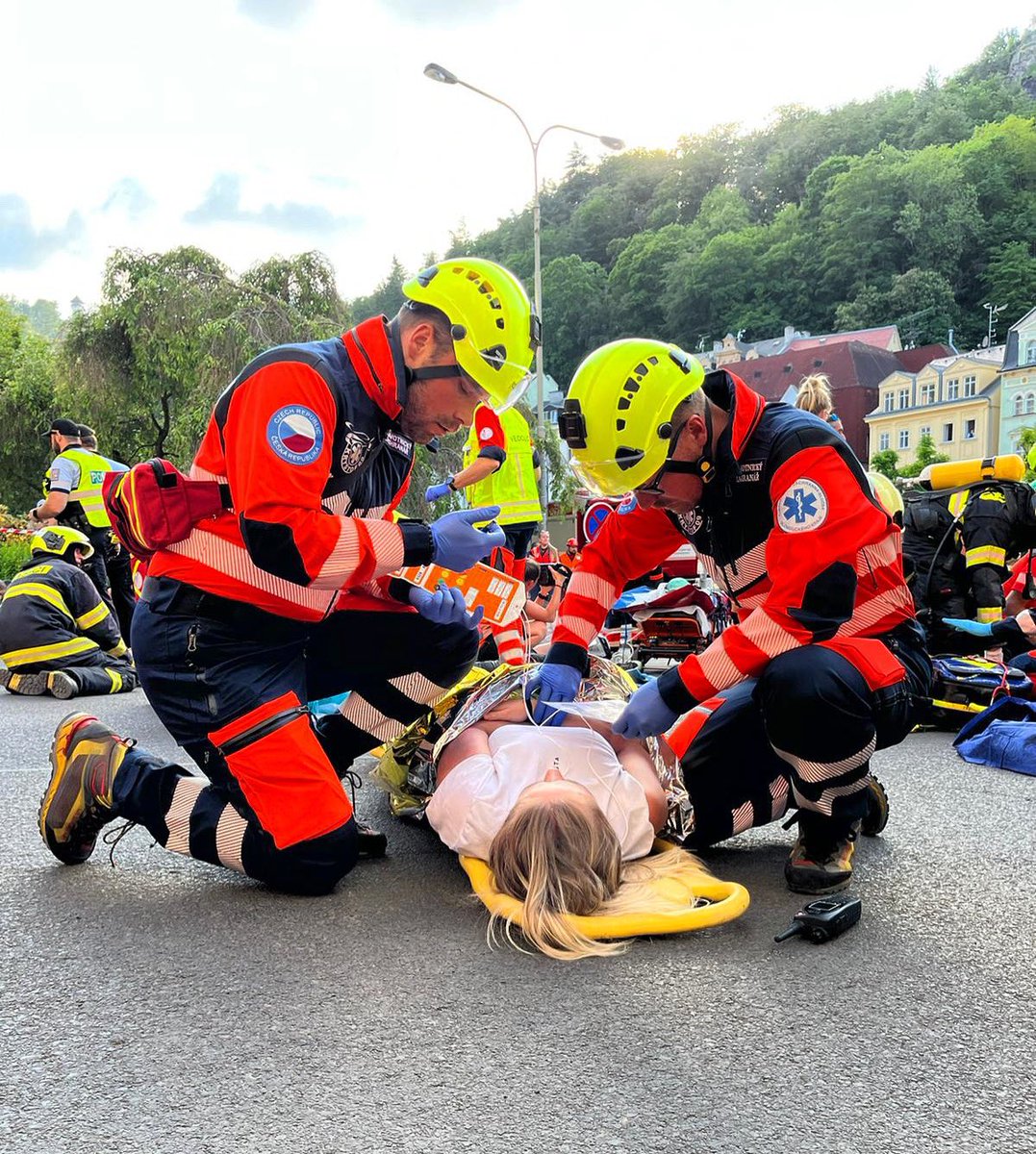zzs_ok's tweet photo. Karlovarská putovní P155 je u konce, všem veliké díky, bylo to skvělé ! 🤩🚑

A kam pojedeme příště? 😎
#P155 #ZZS #MetodickéCvičení https://t.co/P7jr3p1tU7