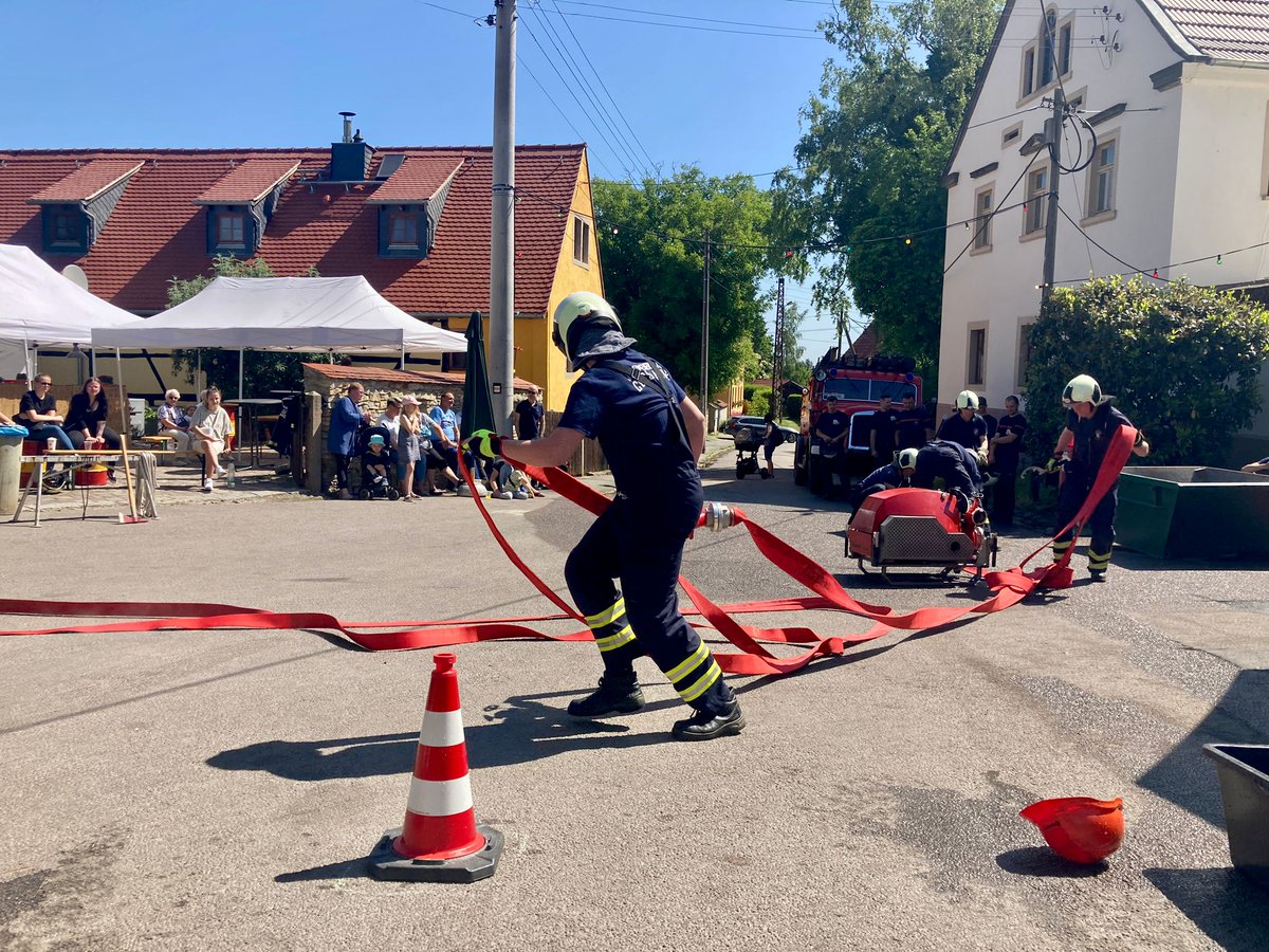 FF_Cossebaude's tweet photo. Zwar hatten sich die Oberdörfler von der Freiwillige Feuerwehr #Ockerwitz einige Schikanen überlegt, um uns vom Podest fernzuhalten, doch letztlich vergeblich. Mit einem dritten Platz und als heimlicher Sieger der Herzen konnten wir zufrieden den Heimweg antreten. https://t.co/F59HsyTIjS