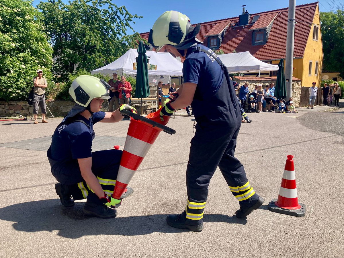 FF_Cossebaude's tweet photo. Zwar hatten sich die Oberdörfler von der Freiwillige Feuerwehr #Ockerwitz einige Schikanen überlegt, um uns vom Podest fernzuhalten, doch letztlich vergeblich. Mit einem dritten Platz und als heimlicher Sieger der Herzen konnten wir zufrieden den Heimweg antreten. https://t.co/F59HsyTIjS