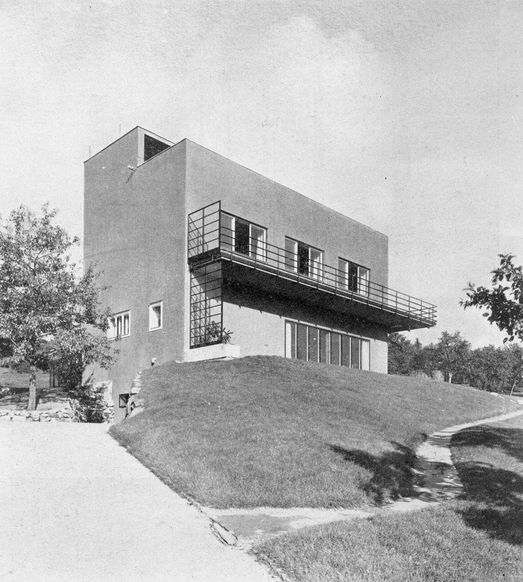 House for two young men, Otto Eisler, Brno, Czechoslovakia, 1931. 
#architecture #archinerds buff.ly/42uwWnK