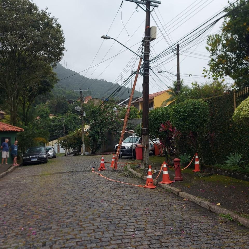 palmares2024's tweet photo. Nesse local,em Jacarepaguá, um trabalhador,morreu dias atrás,atingido por um cabo.
Prestava serviços há  poucos meses a Light,e não  havia recebido o treinamento exigido,para atender uma emergência.
Cadê os órgãos de fiscalização? Vidas de trabalhadores importam. https://t.co/50HWYtdLX2