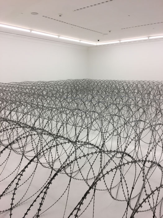 GeneveActive's tweet photo. En 2008, "Refaire le monde" l'exposition des barbelés équipés de lames de rasoir par Gianni Motti au Helmhaus à Zürich, avait stupéfait le public. Le business de ces barbelés pour blesser voir tuer les "indésirables" est florissant aujourd'hui. https://t.co/tpqcVtPYTd