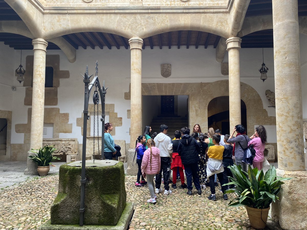 CeipFelipe's tweet image. Visita de #tercero y #cuarto de #Primaria de @CeipFelipe al Museo de Salamanca para conocer la evolución de la vestimenta🧥 🥋 a través de la observación de obras de arte 🖼️ y confeccionar disfraces de época en #equipo  @ciudadsaberes