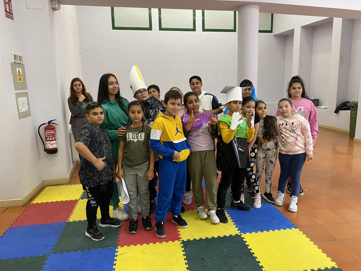 CeipFelipe's tweet image. Visita de #tercero y #cuarto de #Primaria de @CeipFelipe al Museo de Salamanca para conocer la evolución de la vestimenta🧥 🥋 a través de la observación de obras de arte 🖼️ y confeccionar disfraces de época en #equipo  @ciudadsaberes