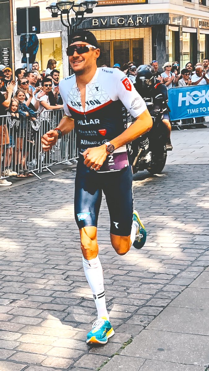 Seufz, mit Tausenden bei strahlendem Sonnenschein Jan Frodeno bei seinem letzten Ironman in Deutschland zu Platz 4 angefeuert… und dann wird dieser tolle Tag angesichts des tragischen, tödlichen Unfalls des Begleitmotorad-Fahrers so traurig überschattet. Viel Kraft der Familie!