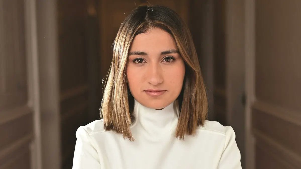 JulianProgre's tweet photo. Y a la vicky Davila le digo que hoy si no me voy a aguantar una de sus tantas cortinas de humo que nos ha impuesto.  ¿Nos crees pendejos verdad?  Que Sarabia, que Benedetti, que las chuzadas. HOY NO TE COMEMOS CUENTO nuera del clan G.  Hoy le exigimos todos a Barbosa  
#FiscalDondeEstaElPutoInforme

  ????