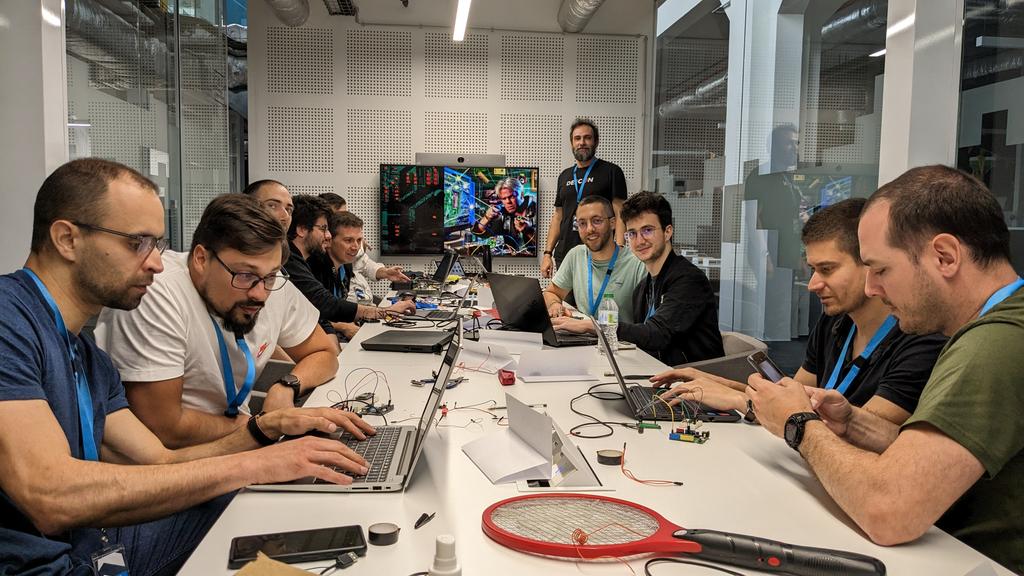 kripthor's tweet image. Another edition of &apos;Hardware Fault Injection, MacGyver style&apos;
A great way to spend a morning in Porto, having fun creating magic smoke, surrounded by the @OPOSEC community. Thanks for inviting me @simps0n, what a great community you guys have going on there!