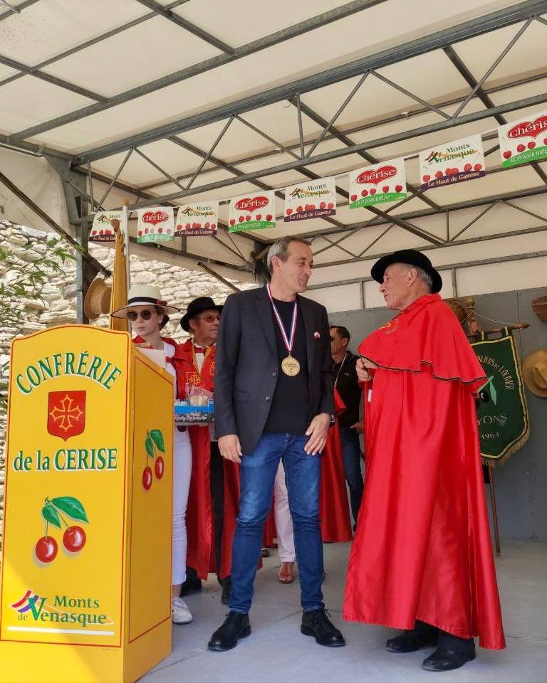 Renaissance_84's tweet photo. 🍒 Aujourd’hui réunis pour la Fête de la Cerise des Monts de Venasque !
🙌 L’occasion de se retrouver autour de nos valeurs territoriales et de faire de notre Député @jf_lovisolo, un membre de la confrérie de la cerise ! https://t.co/LAyxcbIG5E