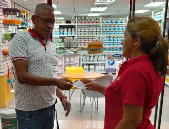 Funcionarios de #STIGuarenasGuatire realizan operativo de divulgación para llevar el mensaje #ExigeTuFactura a los visitantes del centro comercial #Buenaventura y #VistaPlace, en el municipio Zamora, #Miranda.
#NuevaGeometríaMultipolar