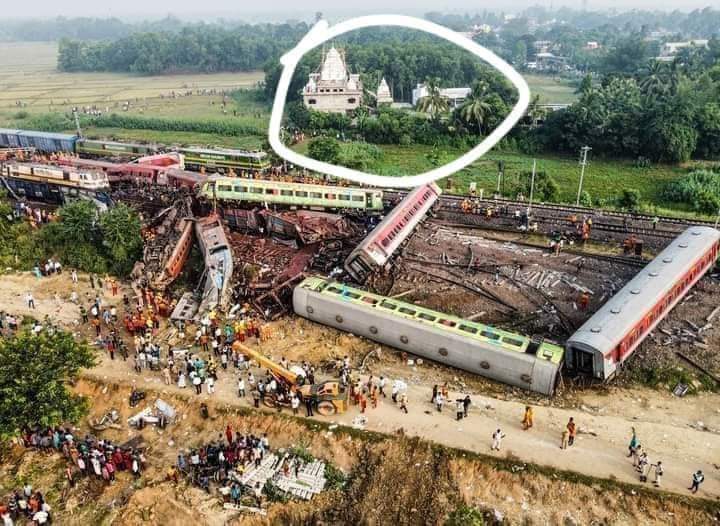Alakh_IB's tweet photo. मन्दिर भी सामने था और मन्दिर में भगवान भी फिर भी लोग मरें।
अब तो समझ जाओ की मंदिरों में पत्थर के सिवाय कुछ नही रखा होता..। 
अभी भी टाइम है जाग जाओ कोई ईश्वर अल्लाह भगवान नहीं है इस दुनिया में।। https://t.co/XT350CuRBB