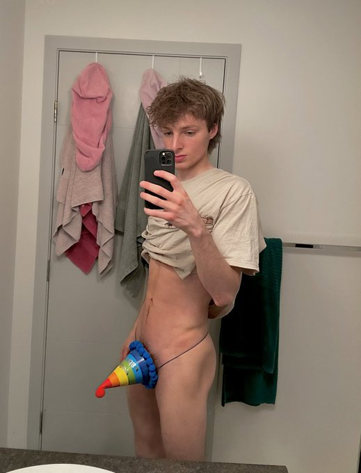 Birthday outfit today ? https://t.co/afrCvJq7mx