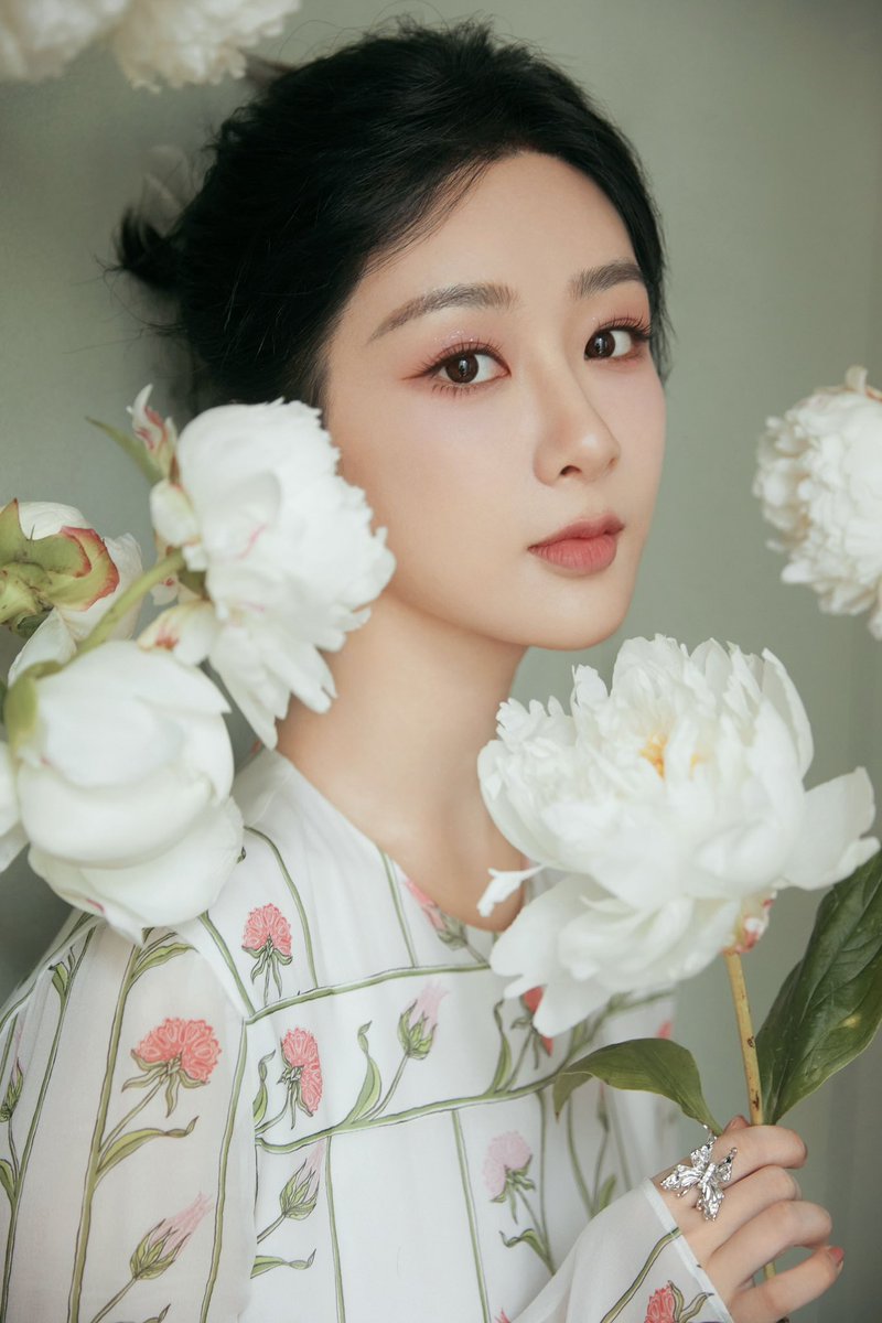 Nan-Beauty makeup artist Yan Dan did #YangZi makeup today & it’s beautiful 💕