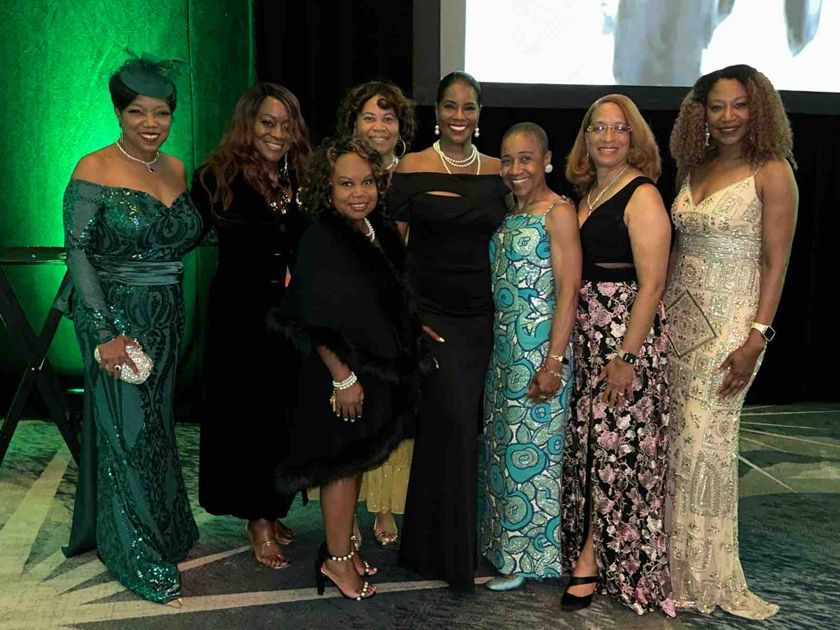 HACLinks's tweet photo. Black Hollywood Glamour - Harbor Area understood the assignment! 😍💚🤍💚 #waconference #walinks #harborarealinks #haclinksinc https://t.co/FKzOpJOTs8