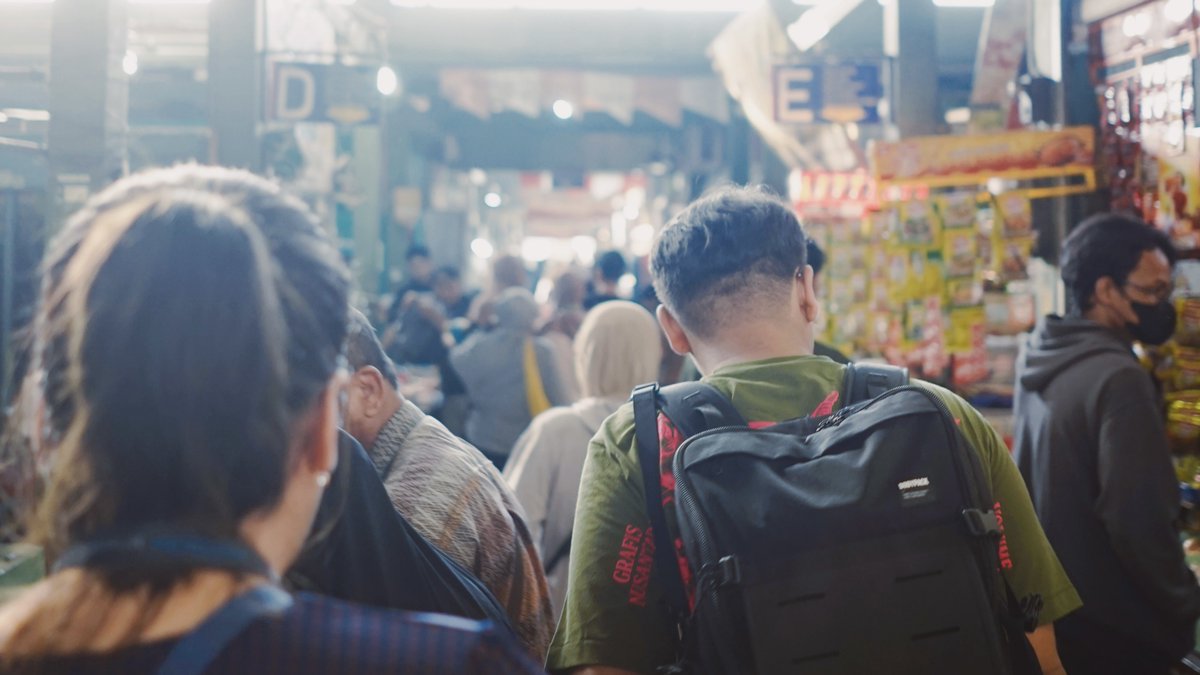 Dari sekian banyak pasangan yang punya prewedding dream.
Ada nggak ya yang pengen difotoin di pasar sambil belanja?

Coba, reply di twit ini ✨