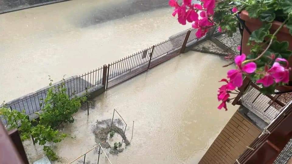 Lugo e Forlì 
Alcune zone nuovamente allagate dopo un temporale. 
Continue allerte meteo.
No, non è normale. 
Ha sempre piovuto a giugno non è una novità. 
 Ho una certa età i temporali estivi sono sempre esistiti.
Ora ad ogni nuvola non ci resta che fare il segno della croce.