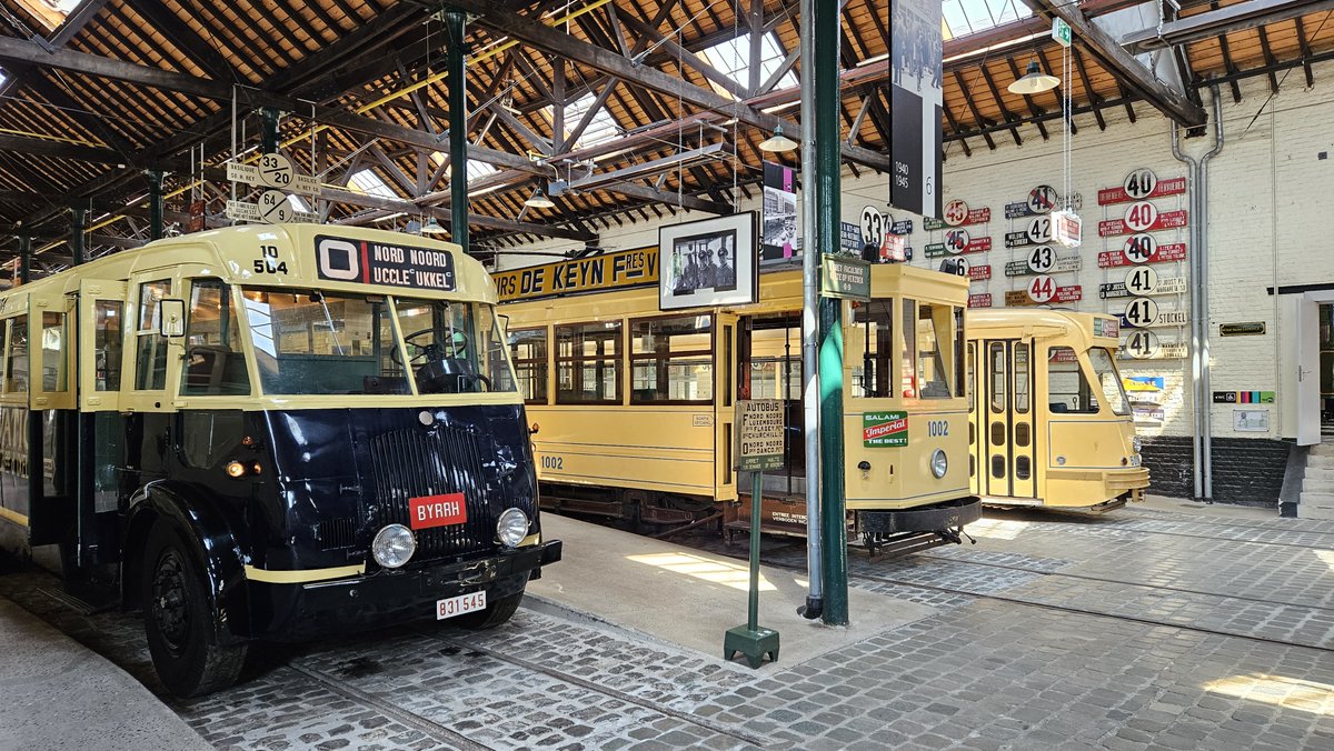 Il fut un temps où les Tramways Bruxellois exploitaient des navettes 🚋 vers les grands stades... Ce dimanche l' <a href="/UnionStGilloise/">Royale Union Saint-Gilloise</a> tente de devenir championne de Belgique pour la 1e fois depuis 1935. Bonne chance à eux et félicitations au <a href="/RWDMolenbeek/">#RWDM</a> avec leur promotion! 🏆
