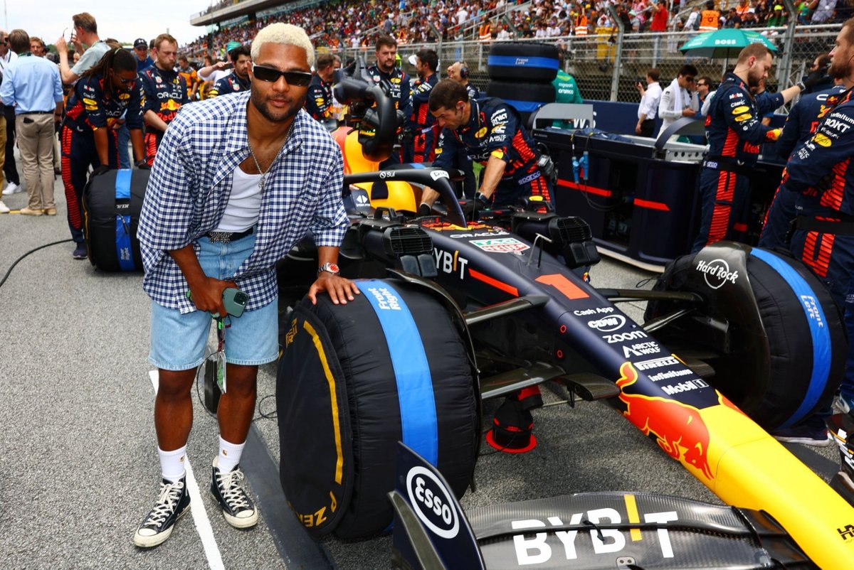 📸 Serge Gnabry posing next to Max Verstappen's car at the Barcelona GP