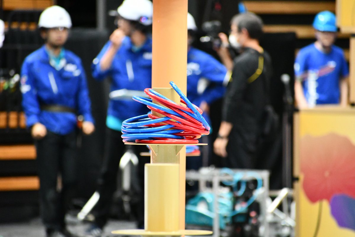 _amayiak's tweet photo. ストリーミングで紹介されてた豊橋技科大と金工大のポールの取り合いの結果の写真はこれ。各校の学生とロボットはもちろんだけど、得点係と審判の人も本当に大変だったと思う。 #ロボコン https://t.co/8Dfa7qHJZE