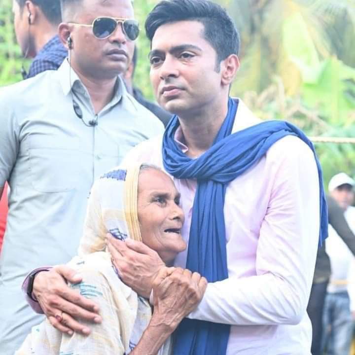 RanadeepguptaR's tweet photo. এসেছো সেই তুমি বাড়িয়ে দিতে হাত....💚
দিন দুঃখীর বিপদে🙏🏻
     মা মাটি মানুষের...💚
সবুজে সকাল এলো তোমার সপথে💚✊🏻 
# Abhishek Banerjee
#Ab_the_boss
#abhishekbanerjeezindabad
#TrinomooleNaboJowar
#trinomulcongress https://t.co/vWcPWdUIue