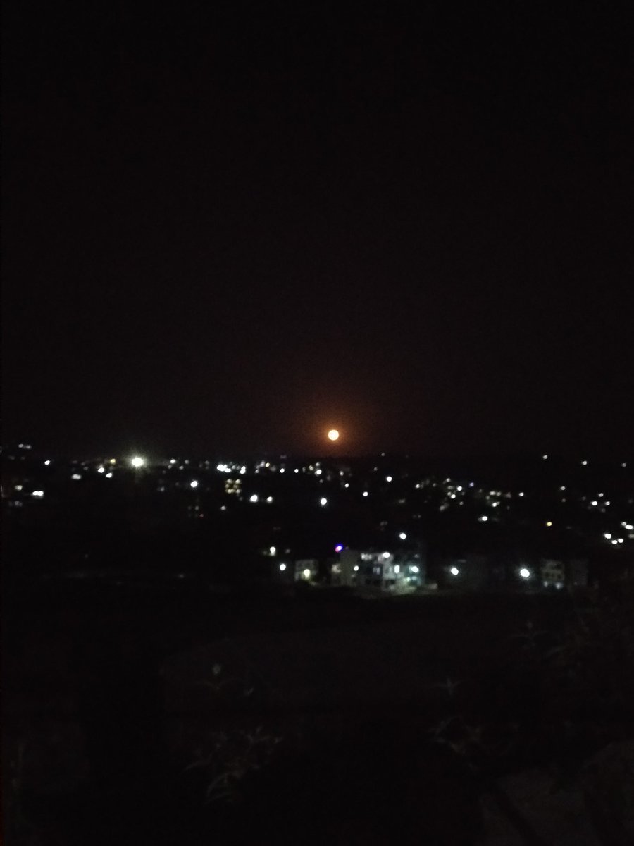 सधैं हिडिरहन्छ कतै पुग्नलाइ 
फेरि कहिँ पुग्दैन यतै हुन्छ ।😊