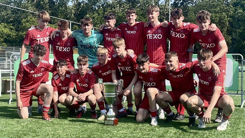 AberdeenFCYouth's tweet photo. CHAMPIONS!!!! 🏆 🇳🇱 

Our U15s have won the OSM 75 Tournament in Holland! Following 2 days of group matches the young @AberdeenFC side went undefeated to top their group. This afternoon they overcame De Graafschap 🇳🇱 on penalties to lift the trophy! https://t.co/mDEi3iN9WO