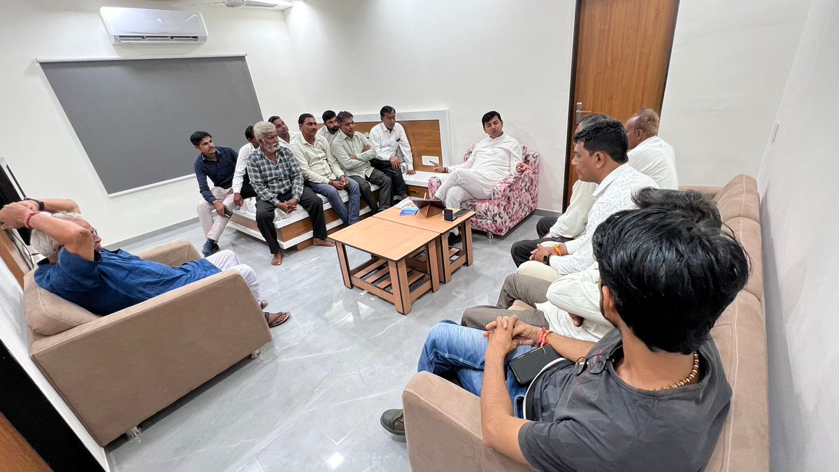 pravinmalibjp's tweet photo. "લોકહિતને પ્રાધાન્યતા આપતી લોકમુલાકાત"

ડીસાના નાગરિકો સાથે આજે મુલાકાત કરી, તેમને પડતી અગવડોના પ્રશ્નો અંગે જાણકારી મેળવી તેમજ આ પ્રશ્નોનું નિવારણ બનતી ઝડપે થાય એ અંગે જરૂરી દિશા-સૂચનો આપ્યાં.

આ દરમિયાન ડીસાના લોકોના કલ્યાણ માટે હરહંમેશ તત્પર હોવાની ભાવના વ્યક્ત કરી. https://t.co/1ogJvUbRng