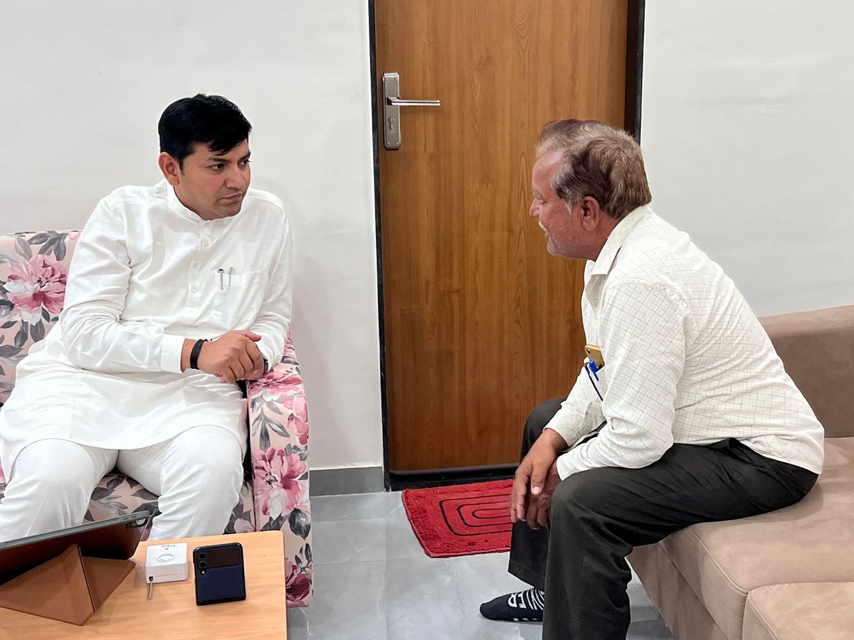 pravinmalibjp's tweet photo. "લોકહિતને પ્રાધાન્યતા આપતી લોકમુલાકાત"

ડીસાના નાગરિકો સાથે આજે મુલાકાત કરી, તેમને પડતી અગવડોના પ્રશ્નો અંગે જાણકારી મેળવી તેમજ આ પ્રશ્નોનું નિવારણ બનતી ઝડપે થાય એ અંગે જરૂરી દિશા-સૂચનો આપ્યાં.

આ દરમિયાન ડીસાના લોકોના કલ્યાણ માટે હરહંમેશ તત્પર હોવાની ભાવના વ્યક્ત કરી. https://t.co/1ogJvUbRng