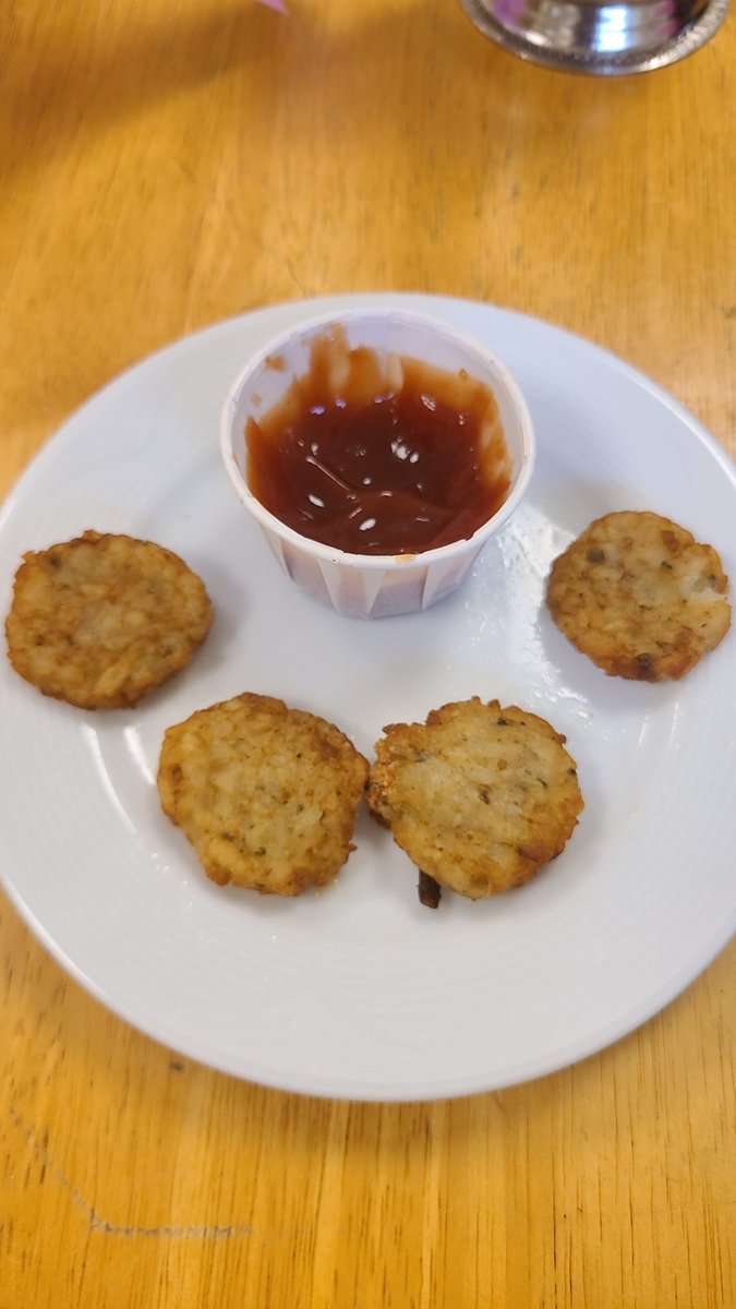 obstinatebull52's tweet photo. I love @dunkindonuts hash browns with ketchup. #dunkinrun #snacktime https://t.co/OndELdc1W7