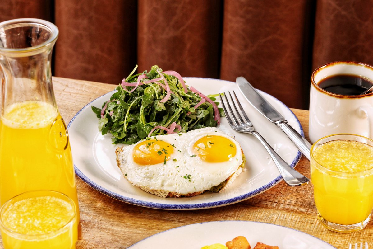 Sunday brunching calls for mimosas and eggs 😋🥂🍳

📸 MADN Agency

#landandlakeravenswood #brunch #chicagofood #chicagobrunch #mimosas #bottomlessbrunch #chicagobars