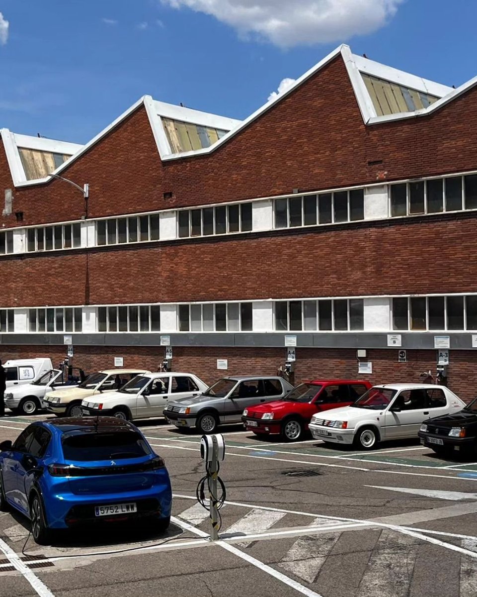 Algo estamos tramando en  @revista_motorclasico . Bonita sesión de fotos con el <a href="/club205espana/">Club-205.com</a> <a href="/PeugeotES/">Peugeot España</a>
#peugeot 
#peugeot205 #peugeot205gti #youngtimer #40Aniversario