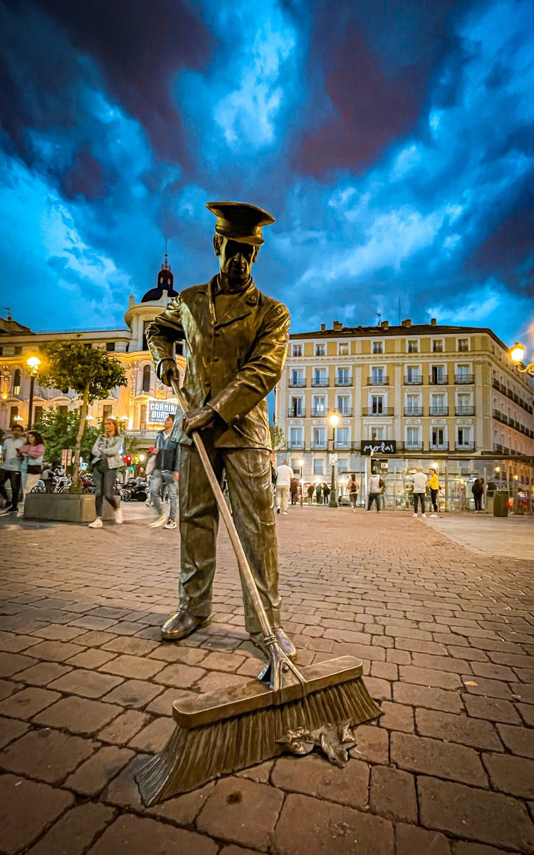 LoveCilantro's tweet photo. Barrendero madrileño 1960 https://t.co/MoEzjtp7B3