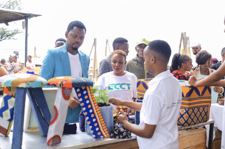 Simonkimaro_'s tweet photo. Inspiring the next generation! ๐ Our youth talk at @kidimbwiBeach sparked meaningful discussions on the crucial role young people play in tackling plastic pollution. Together, we're turning the tide for a cleaner planet. #YouthTalks #PlasticFreeFuture #ChangeMakers https://t.co/jGNQYx3DvZ