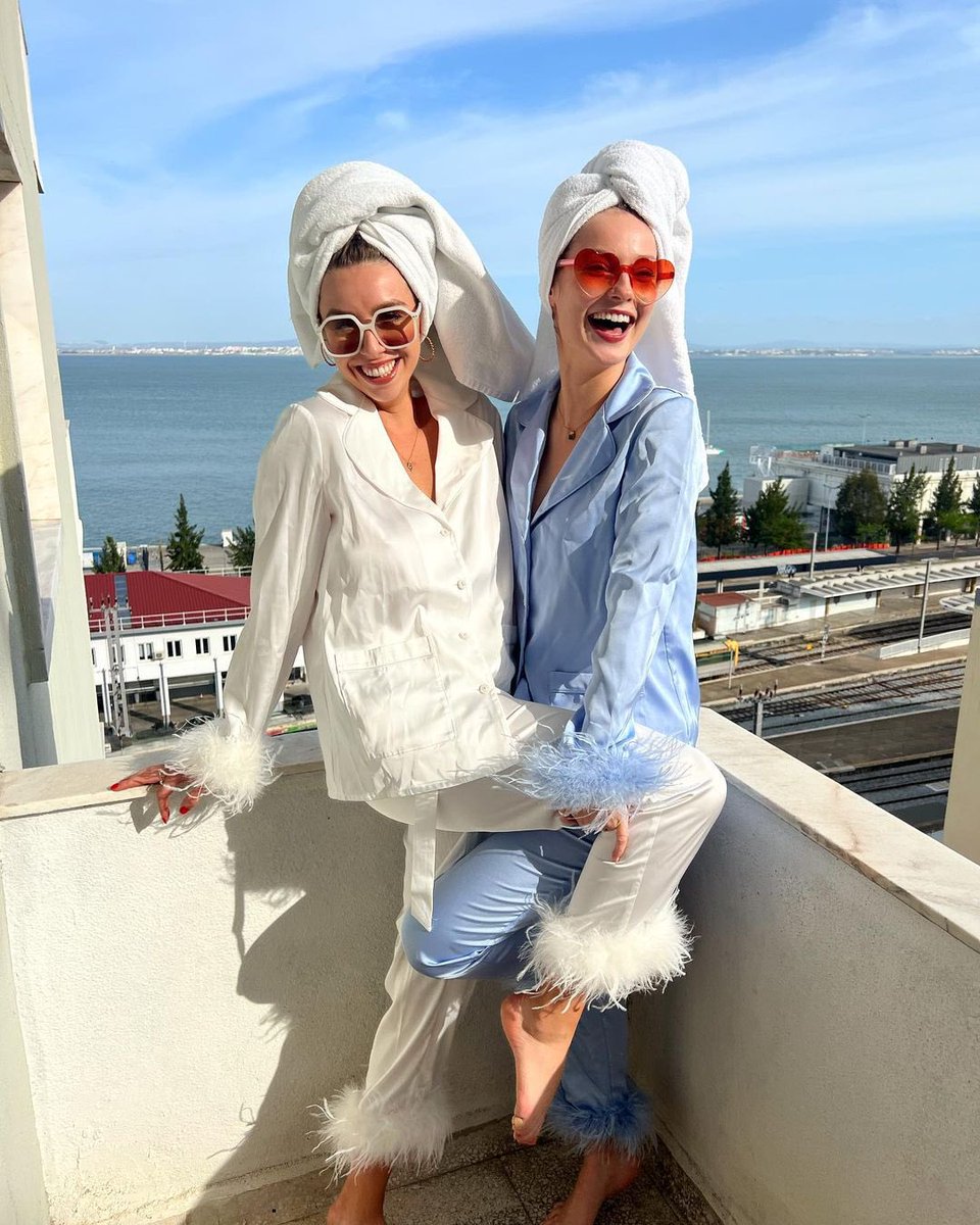 hannahdoddbr's tweet photo. "Tivemos o melhor momento celebrando #clen Você merece o mundo e mais, Claire!"
📸 Hannah Dodd via Instagram. https://t.co/OzlrDp2419