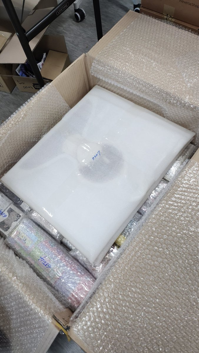 korseller365's tweet image. In order to deliver it to customers as quickly as possible, our employees work overtime every day. (Dear my staff~♡)

- To Ship
(United States, Southeast Asia, Peru, Japan, Turkey, South America, Belgium, Germany)

#koreanwarehouse #freewebcheckout #koreanaddress #klivewh