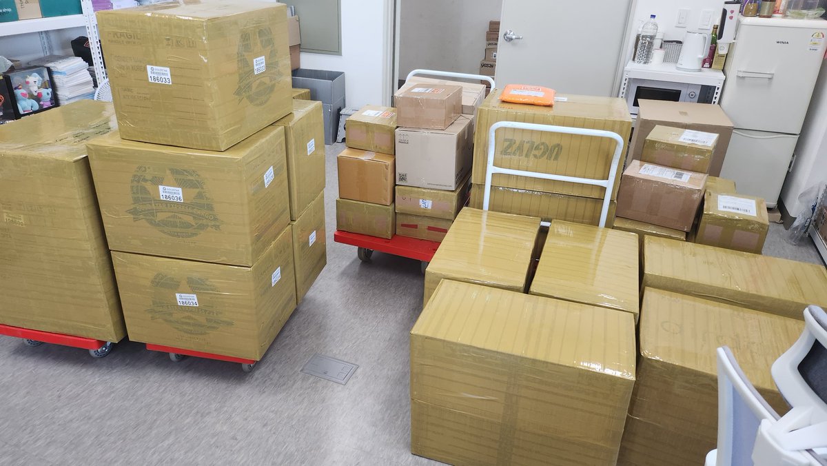 korseller365's tweet image. In order to deliver it to customers as quickly as possible, our employees work overtime every day. (Dear my staff~♡)

- To Ship
(United States, Southeast Asia, Peru, Japan, Turkey, South America, Belgium, Germany)

#koreanwarehouse #freewebcheckout #koreanaddress #klivewh