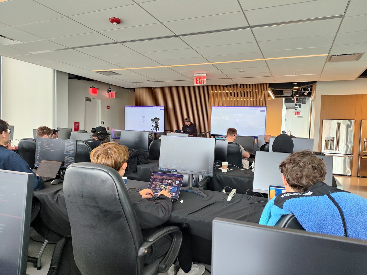 jacobvcreech's tweet image. NYC Bootcamp Day 6

@SolPlay_jonas is teaching about oracles, clockwork, and generating randomness