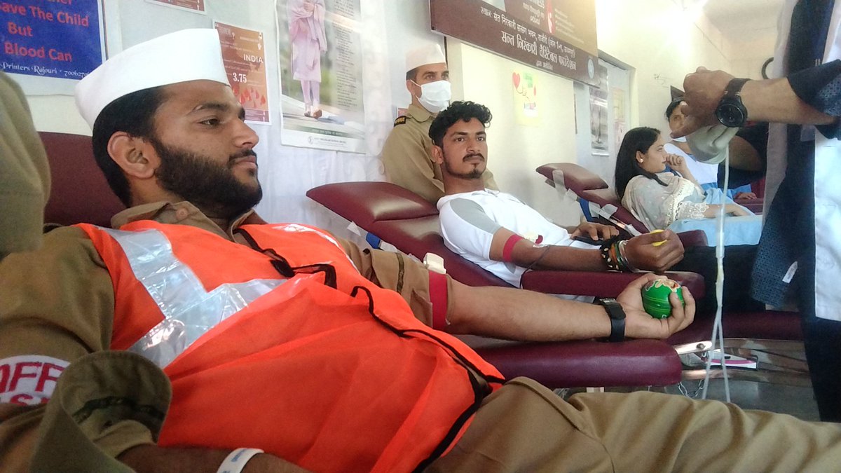 आओ हम सब मिलकर किसी की जान बचाएं रक्तदान करके अपने व्यक्तित्व को महान बनाएं!
Humanness Blood Drive2023 
 #Santnirankaribranchrajouri
#blooddonation #DonateBloodSaveLife #HumannessBloodDrive #santnirankarimission #SantNirankariCharitableFoundation

@sncfoundation 
@santnirankari