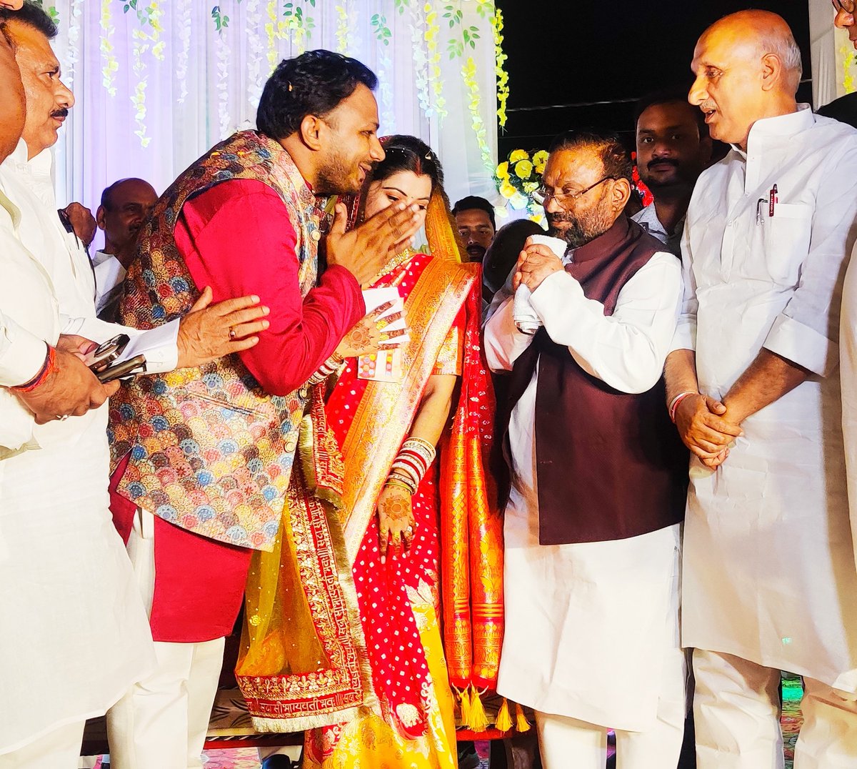 SwamiPMaurya's tweet photo. दिल्ली विश्वविद्यालय के प्रोफेसर, प्रगतिशील चिंतक व प्रखर वक्ता डॉ. लक्षुमन यादव जी के पैतृक गांव बैठौली, जनपद आजमगढ़ में आयोजित वैवाहिक कार्यक्रम (प्रीतिभोज) में सम्मिलित होकर उन्हें शुभकामनायें व बधाई दी साथ में मा. चंद्रशेखर यादव जी, शिक्षा मंत्री बिहार प्रदेश भी उपस्थित रहे। https://t.co/6nWWFL4own