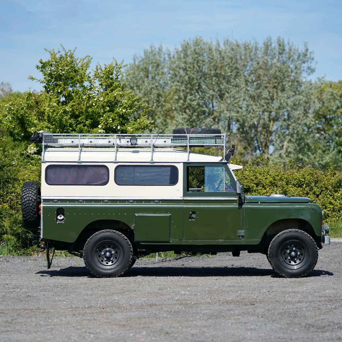 Tinker, the 109 Camper. A vehicle that sold so quickly I never got a chance to anything with it beyond move it for the pictures. I've already posted interior shots
🚙 <a href="/WMS_Classics/">Williams Classics</a>
📷 <a href="/landroverpa/">landroverphotoalbum</a>
#LandRover #SeriesIII #Serieslandrover #landroverphotoalbum #inkyenston #Oldrovers