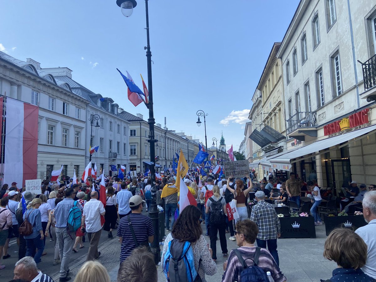 tenPyplacz's tweet photo. 500 000 ludzi na #Marsz4czerwca no albo jakieś 200. https://t.co/R4rh412Hgo