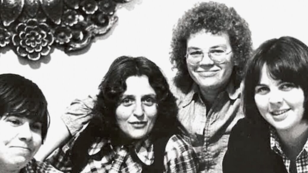 CraigBaird's tweet image. It is #PrideMonth and this is the story of the Brunswick Four!

On Jan. 5, 1974, Adrienne Potts, Pat Murphy, Sue Wells and Heather Elizabeth were at the Brunswick Tavern in Toronto. Dealing with unwanted attention from male patrons, they chose to respond with a song.

🧵1/7