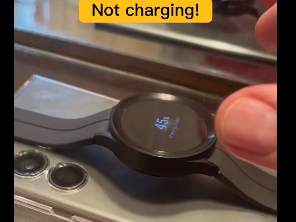 Hate_Fandroids's tweet photo. “mY sAmSunG cAn cHaRge My wAtcH wItH rEveRsE chArGinG”

Yeah right! who will remove their straps on their watch just to charge it at the back of their phones 💀💀 https://t.co/kpLPc4V4hD