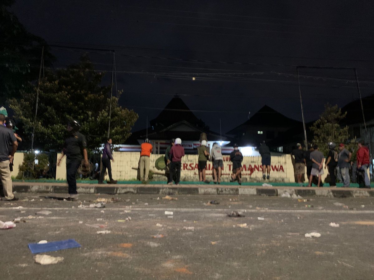 Seorang wanita histeris tak terima Pendapa Tamansiswa rusak akibat bentrokan yang terjadi Minggu (4/6/2023) malam.

"Kula boten ikhlas bangunan ini bersejarah. Sampun, Pak (sudah, Pak)," teriak perempuan tersebut.

TJ/TSF