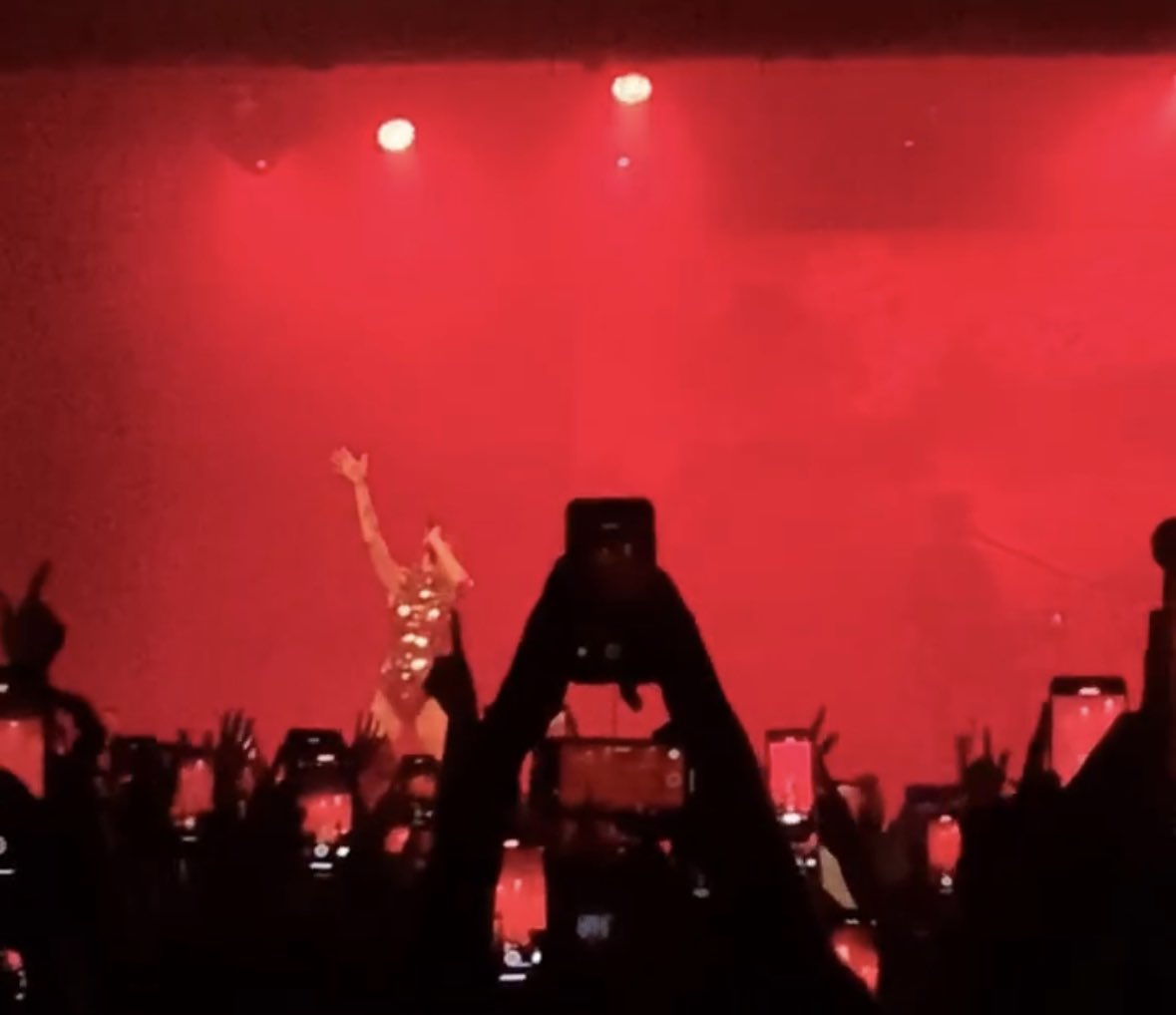 marianarmelog's tweet photo. @paiva Muitos shows no Brasil tem sido assim, não é só festival não. Infelizmente o brasileiro não tem aproveitado shows porque prefere filmar e obstrui a visão de quem tá mais pra trás. Vídeos e fotos do show da Tove Lo na Áudio em São Paulo me chocam até hoje. https://t.co/tcgyVeeCCI